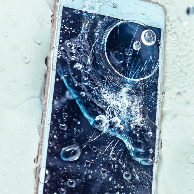 o que fazer quando o celular cai na agua